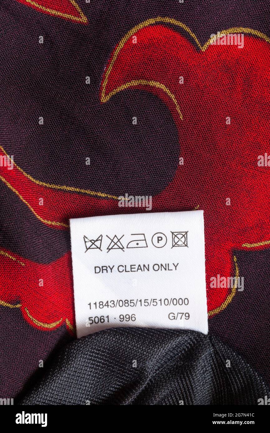 Nettoyage à sec seulement des symboles de lavage sur l'étiquette des instructions robe de femme Hamells Banque D'Images