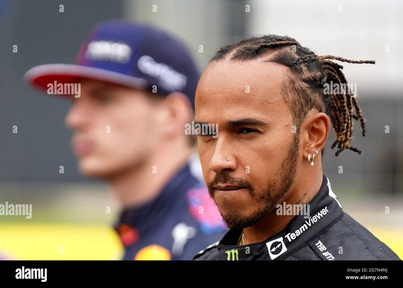 Lewis Hamilton, pilote de Mercedes, et Max Verstappen de Red Bull Racing, devant le Grand Prix britannique de Silverstone, à Towcester. Date de la photo : jeudi 15 juillet 2021. Banque D'Images