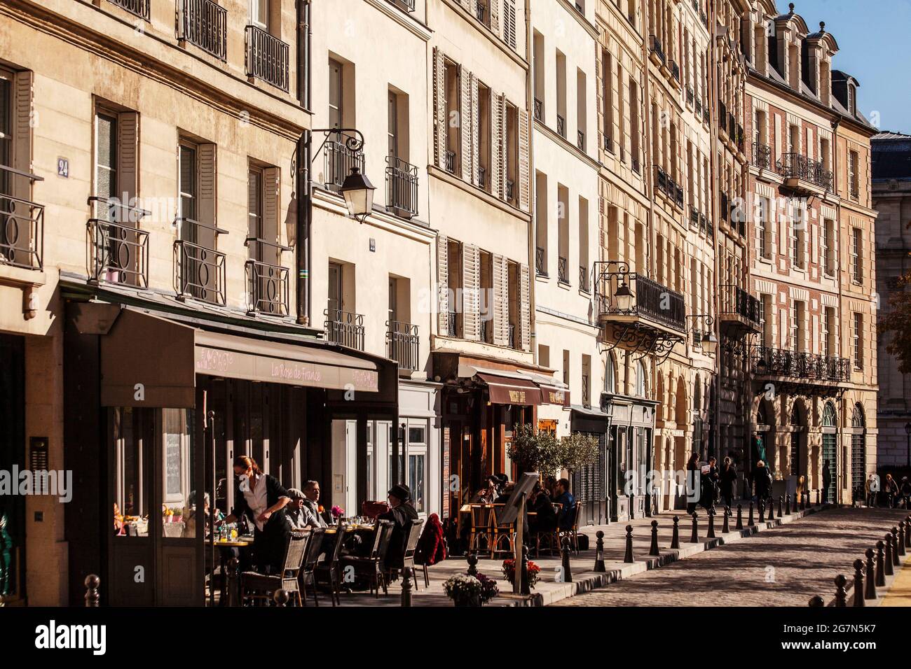 FRANCE, PARIS, 75001, LA PLACE DAUPHINE EST UNE PLACE PUBLIQUE SITUÉE PRÈS DE L'EXTRÉMITÉ OUEST DE L'ILE DE LA CITÉ. IL A ÉTÉ INITIÉ PAR HENRY IV EN 1607, T Banque D'Images