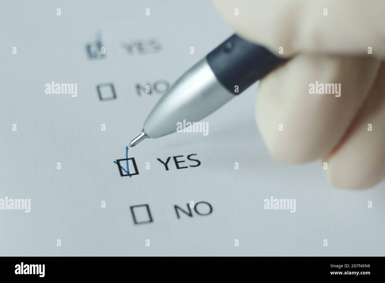 Une feuille blanche du questionnaire, la réponse « oui » est mise avec un stylo. Image floue. Banque D'Images