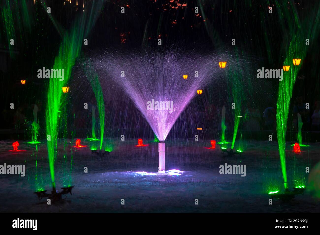 Fontaine de la ville le soir dans la lumière colorée des LED Banque D'Images