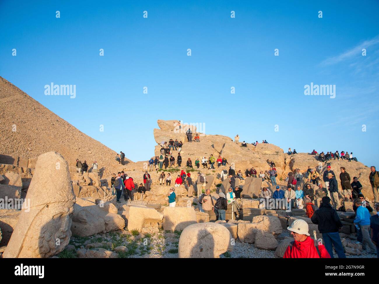 Adiyaman / Turquie - 05/29/2010: Les touristes locaux et étrangers regardent le soleil se lever et vont à la pente de montagne pour voir les ruines antiques. Banque D'Images