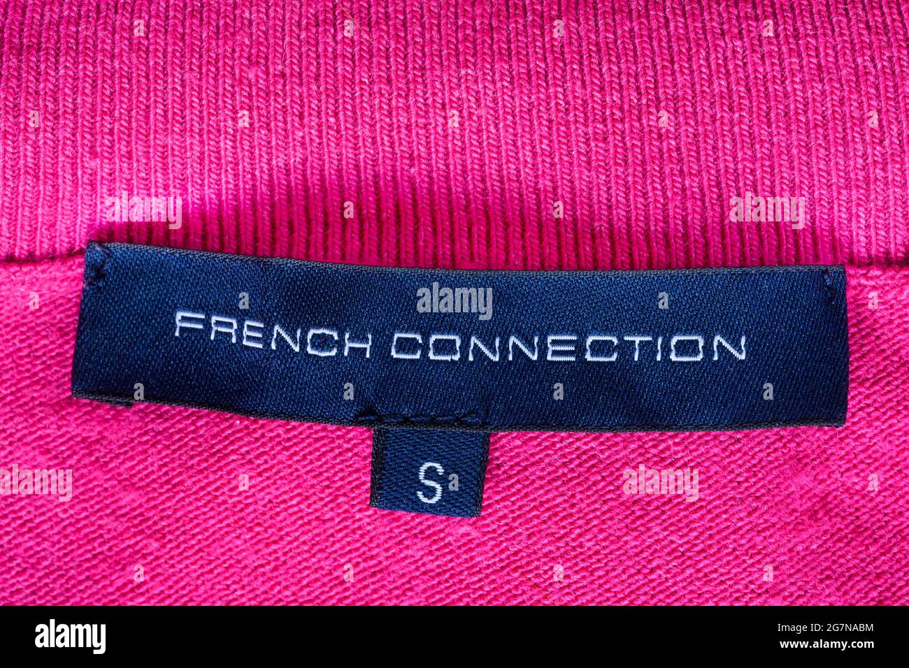 Étiquette - étiquette de connexion française dans le vêtement de pull haut  rose pour femme Photo Stock - Alamy