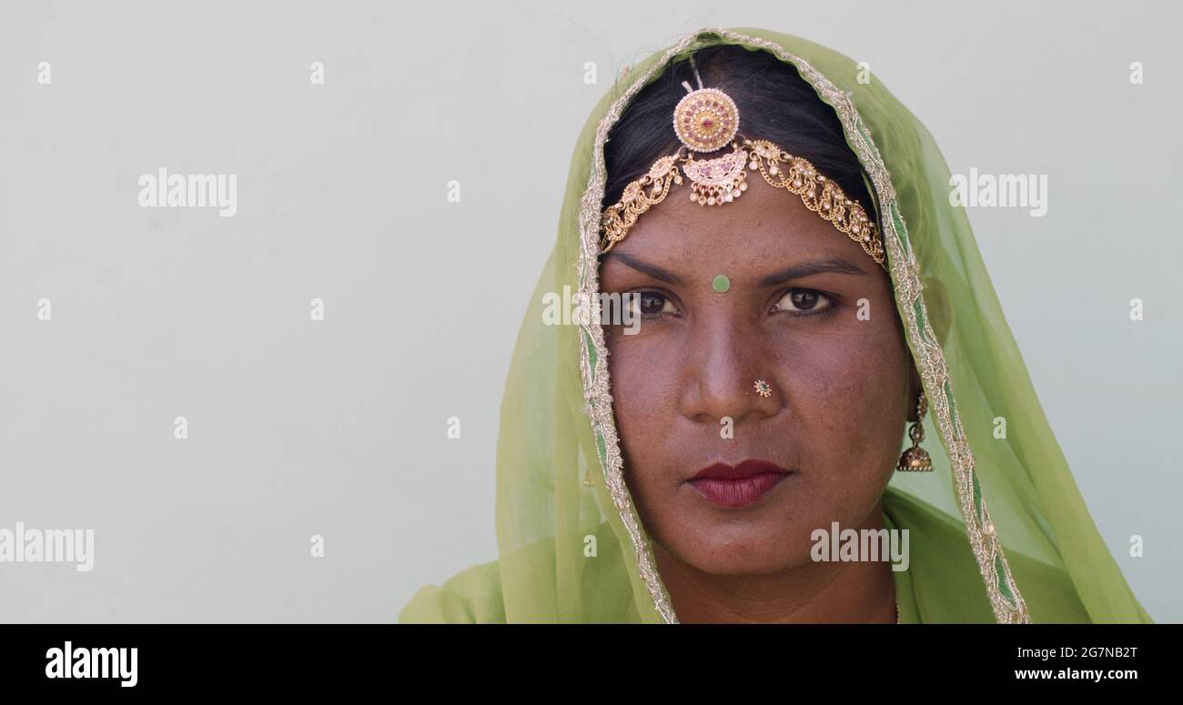 Gros plan d'une femme d'Asie du Sud vêque d'un vêtement indien traditionnel avec une expression sérieuse Banque D'Images