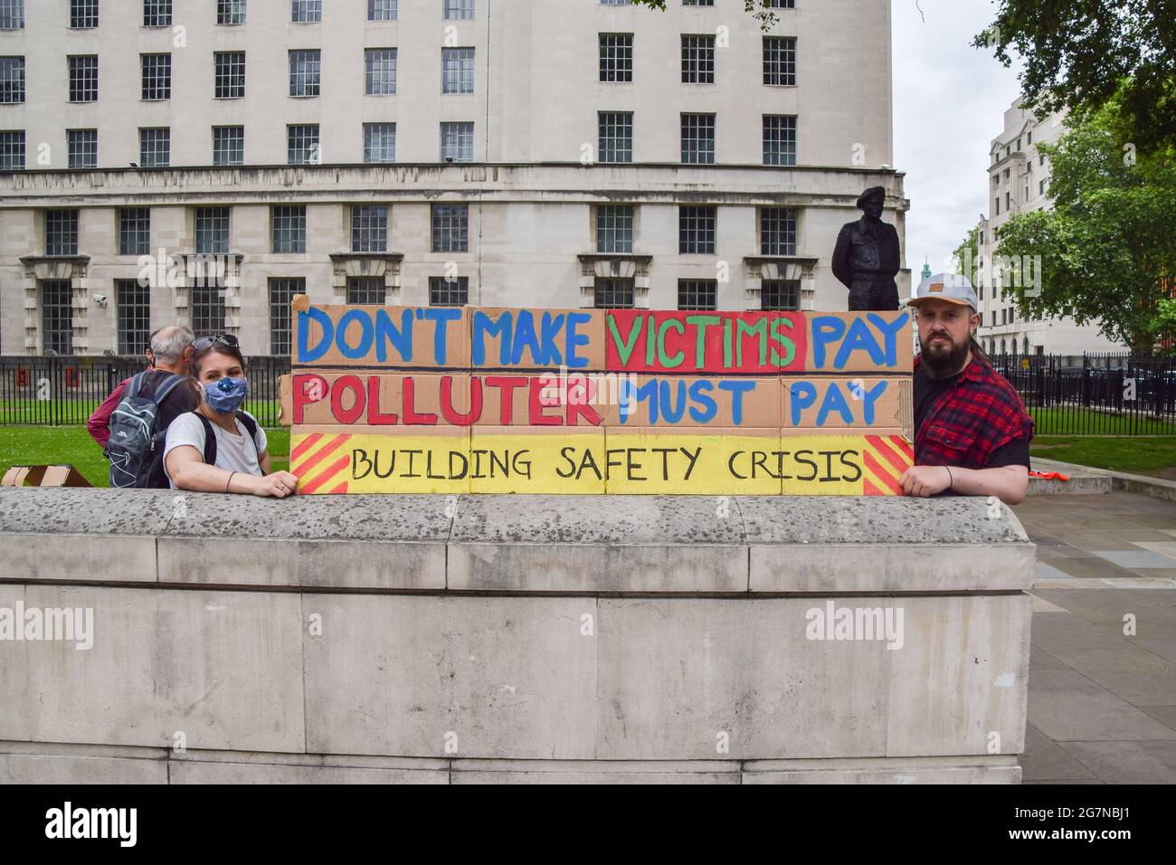 Londres, Royaume-Uni. 15 juillet 2021. Les locataires et les locataires se sont rassemblés à l'extérieur de Downing Street pour exiger du gouvernement britannique et des promoteurs qu'ils paient pour l'élimination des revêtements dangereux et pour l'amélioration de la sécurité incendie dans les bâtiments, un problème qui est resté d'une importance vitale depuis la catastrophe de Grenfell en 2017. (Crédit : Vuk Valcic / Alamy Live News) Banque D'Images