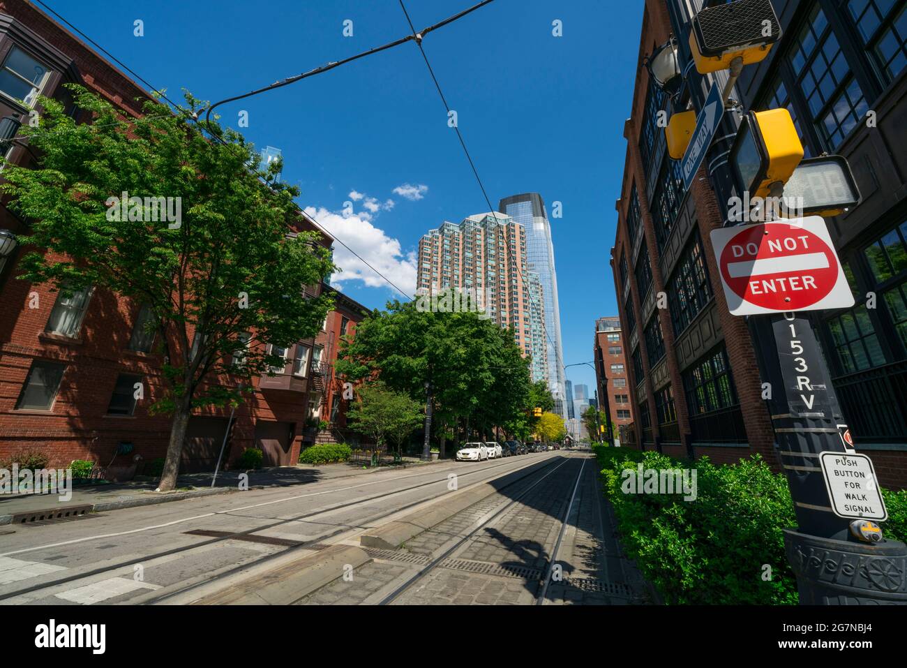 Le New Jersey Transit Light Rail Track fait partie des bâtiments résidentiels NJ Banque D'Images