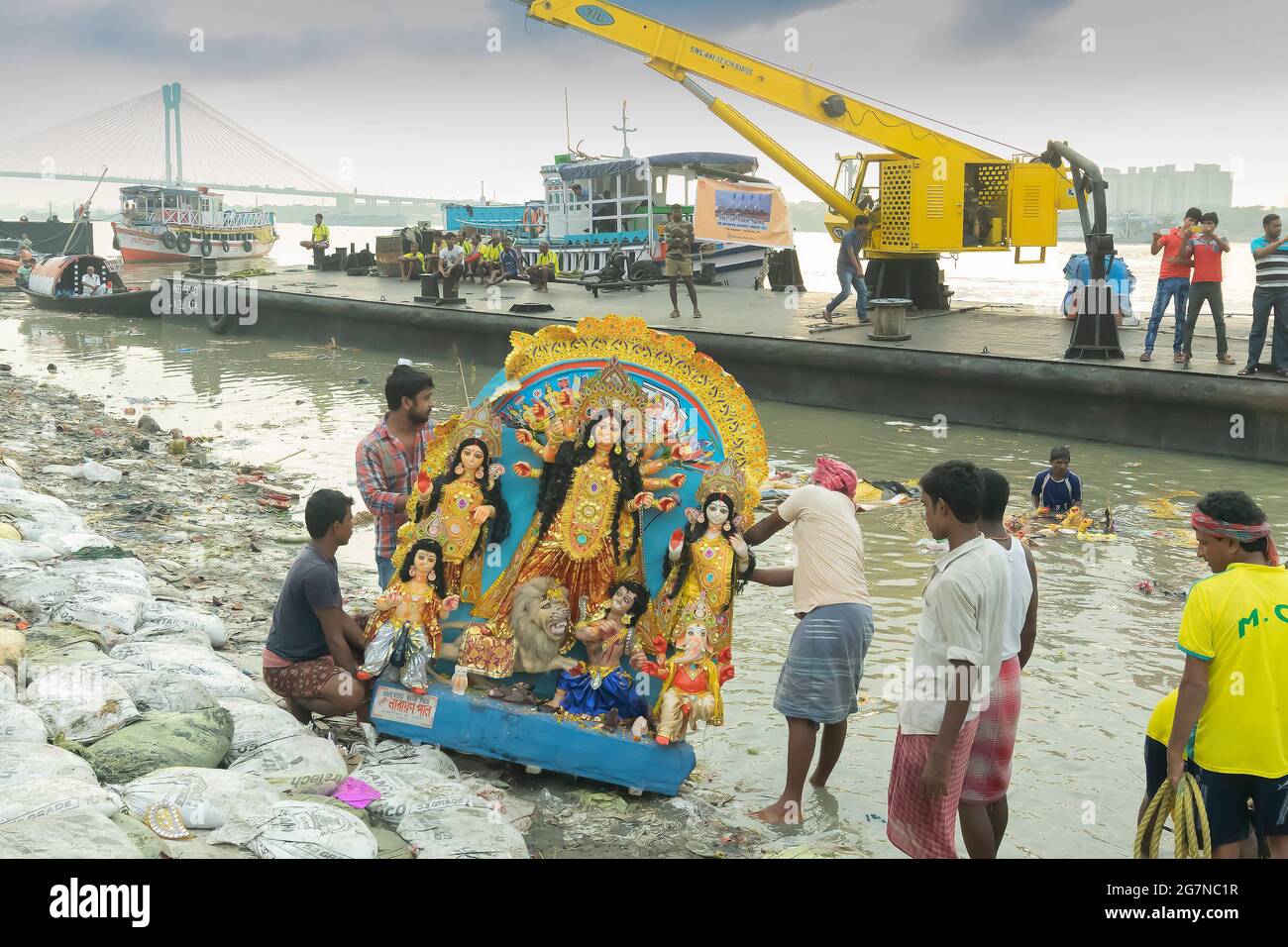 Kolkata, Bengale-Occidental, Inde - 30 septembre 2017 : l'Idol de la déesse Durga est transporté au Gange pour immersion, à la fin de Durga Puja fes Banque D'Images