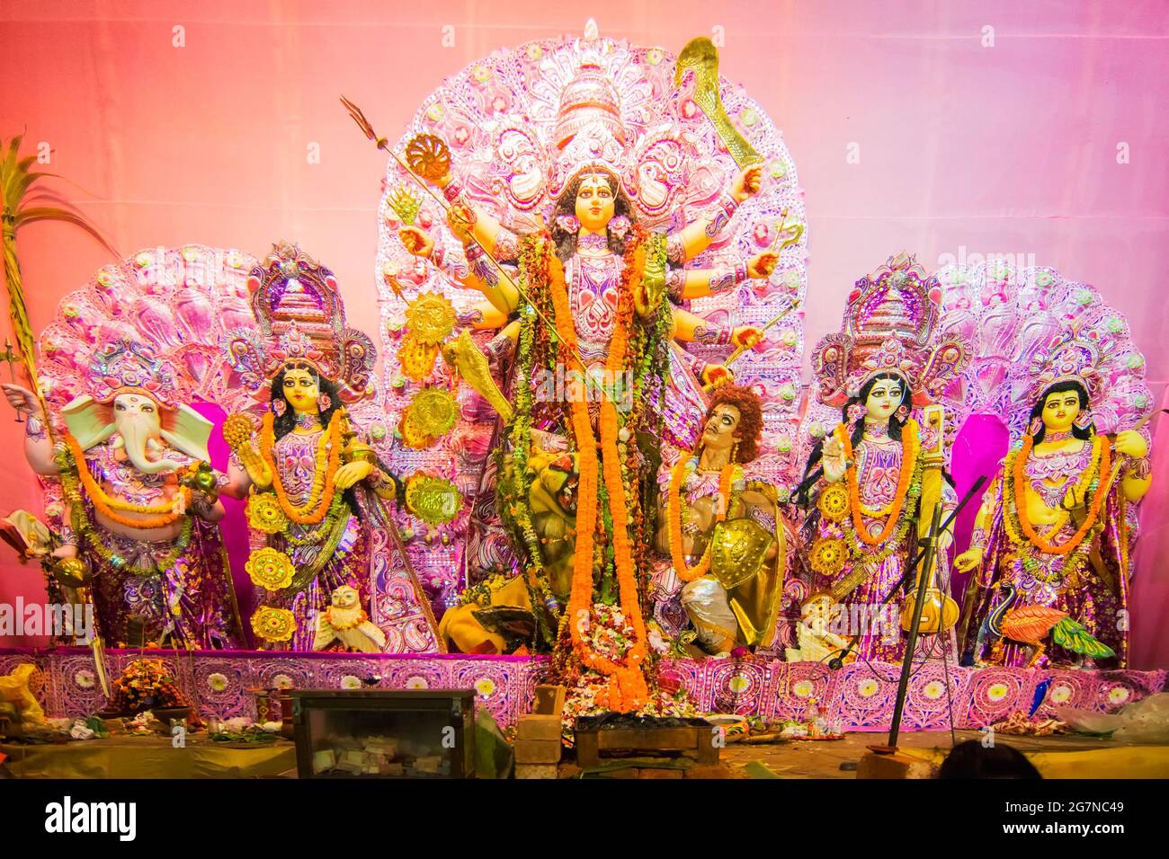 La Déesse Durga idol décorées à Durga Puja pandal, tourné à la lumière colorée, à Kolkata, Bengale occidental, Inde. Durga Puja est plus grande fête religieuse de Banque D'Images