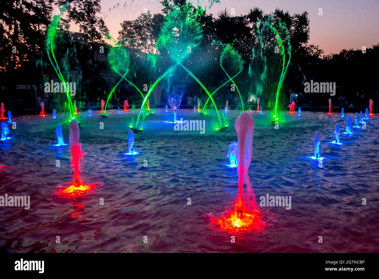 Fontaine de ville avec lumière LED colorée Banque D'Images
