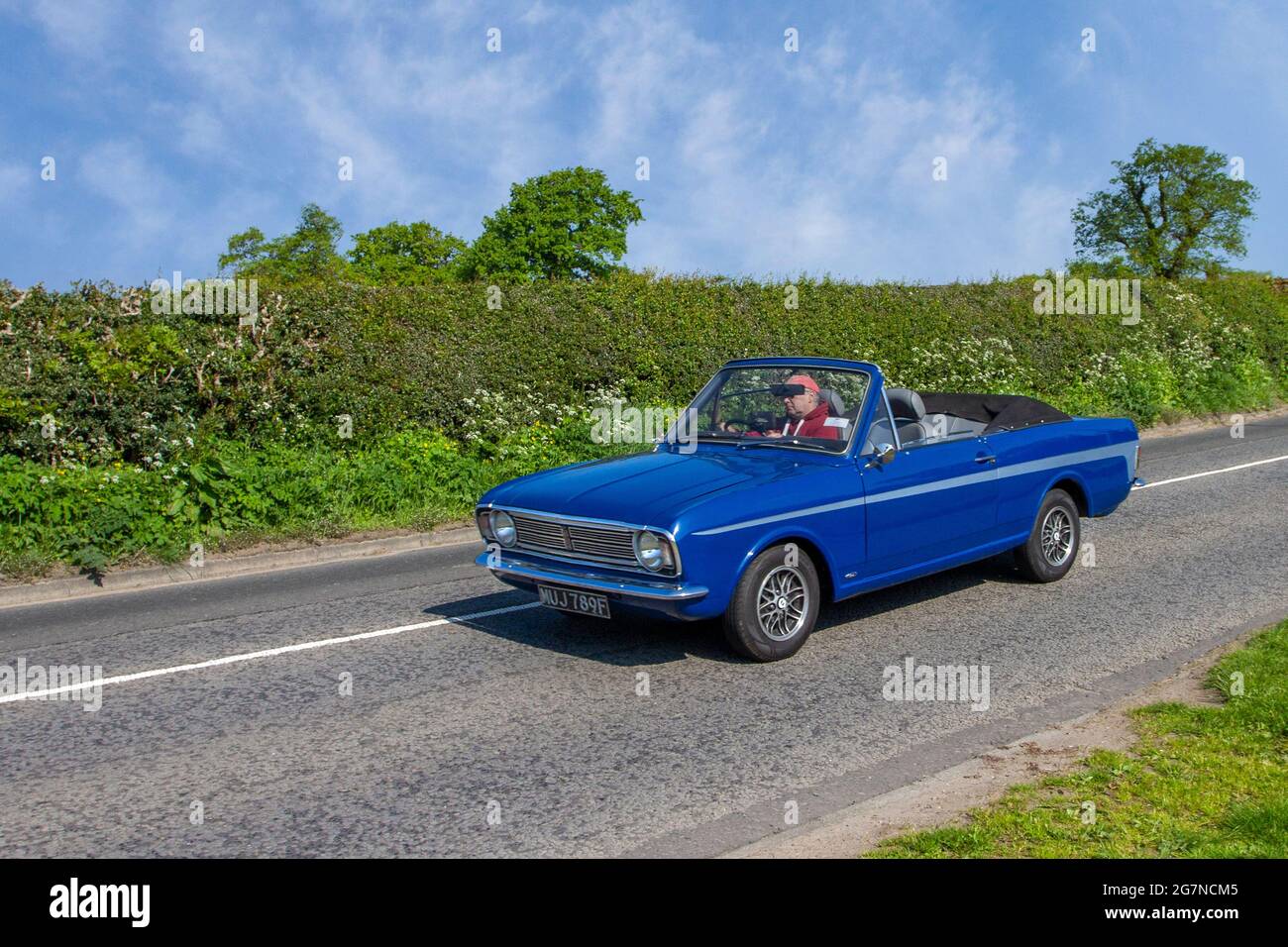 Années 1968 60 bleu British Ford Cortina 1600cc essence cabrio, en route pour Capesthorne Hall classique mai salon automobile, Cheshire, Royaume-Uni Banque D'Images