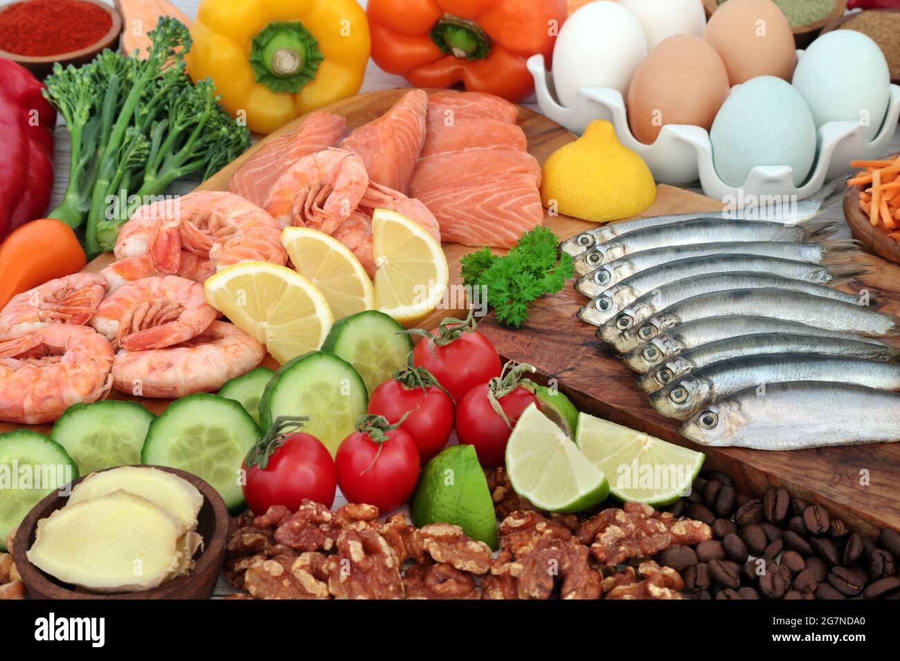 Concept alimentaire Pescatarien pour une alimentation équilibrée riche en protéines, oméga 3, vitamines, minéraux, antioxydants, lycopène, anthocyanes, fibres. Banque D'Images