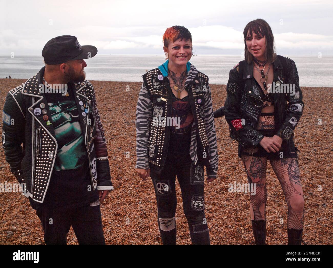 Des amis Punk sur la plage à Brighton, Angleterre Banque D'Images