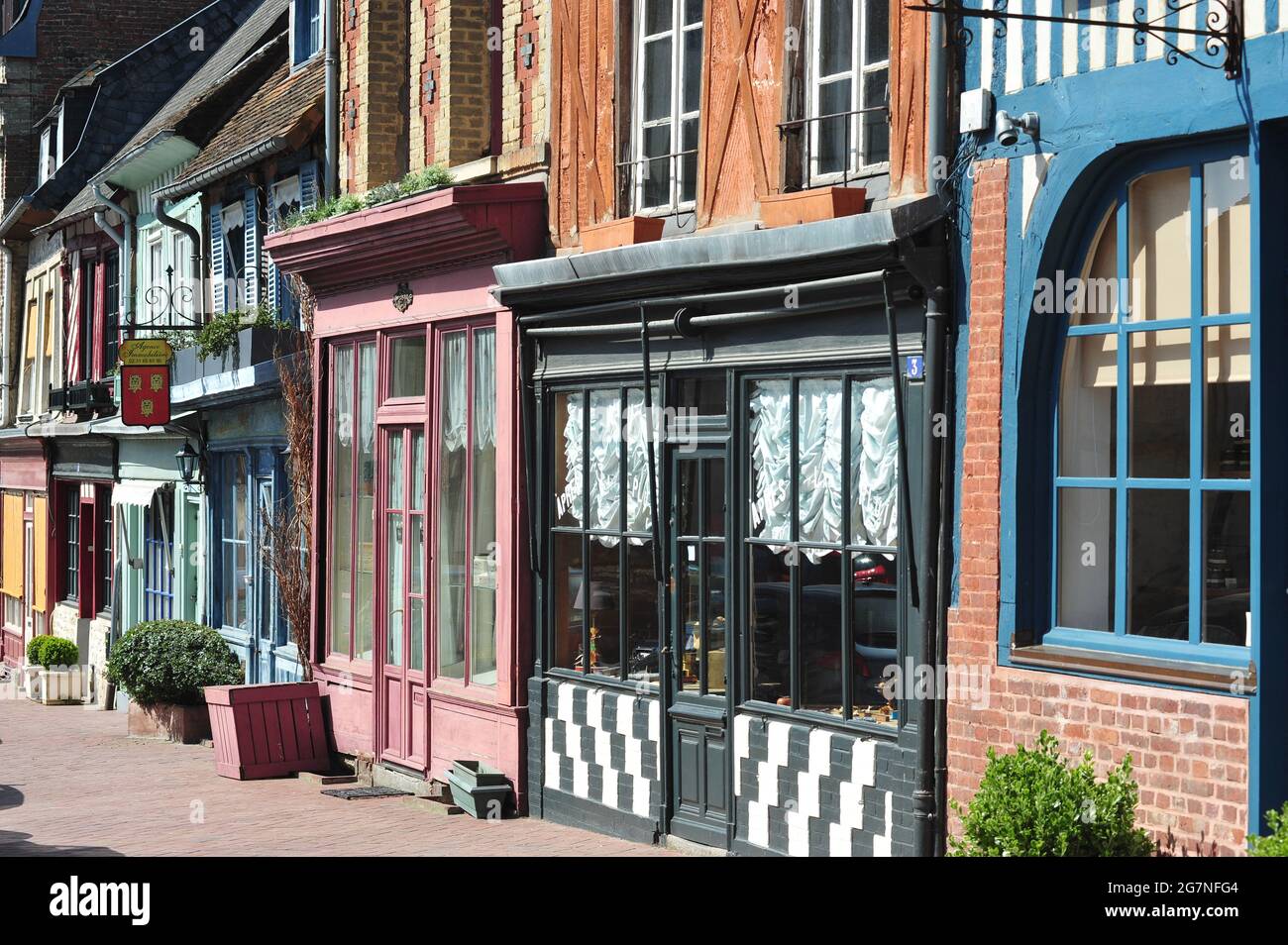 FRANCE. NORMANDIE. CALVADOS (14). BEAUMONT-EN-AUGE. LE VILLAGE A ENCORE BEAUCOUP DE MAISONS TRADIONNAL. Banque D'Images