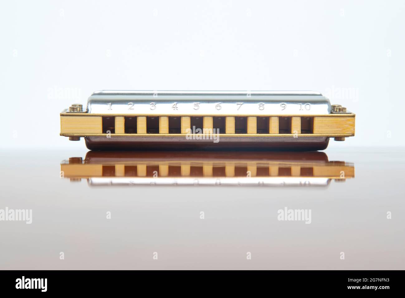 L'harmonica repose sur une surface symétrique. Instrument de musique  classique du vent Photo Stock - Alamy
