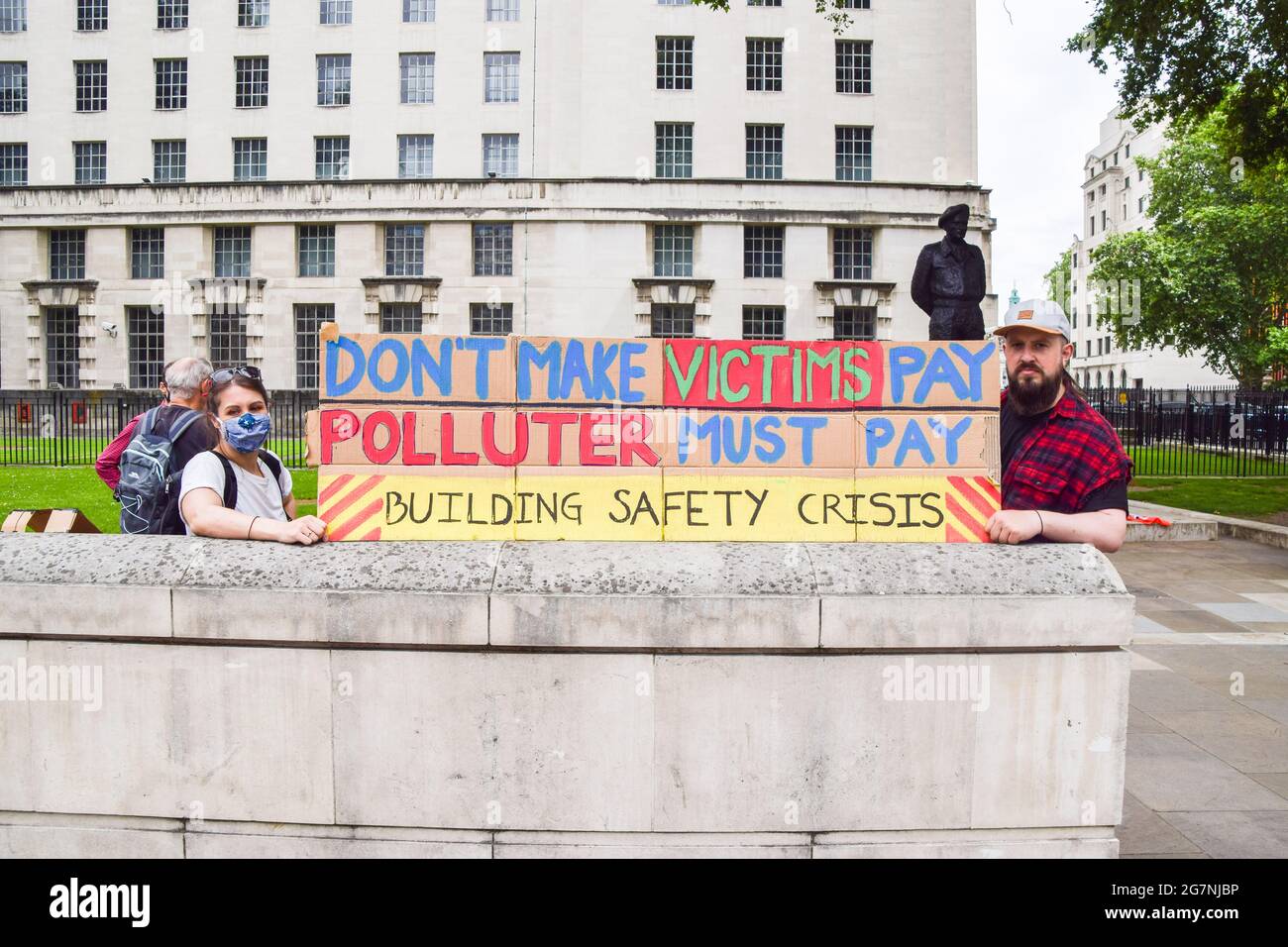 Londres, Royaume-Uni. 15 juillet 2021. Les manifestants tiennent un écriteau indiquant « ne pas faire payer les victimes, le pollueur doit payer » lors de la manifestation de crise de la sécurité du bâtiment. Les locataires et les locataires se sont rassemblés à l'extérieur de Downing Street pour exiger du gouvernement britannique et des promoteurs qu'ils paient pour l'élimination des revêtements dangereux et pour l'amélioration de la sécurité incendie dans les bâtiments, un problème qui est resté d'une importance vitale depuis la catastrophe de Grenfell en 2017. (Photo de Vuk Valcic/SOPA Images/Sipa USA) crédit: SIPA USA/Alay Live News Banque D'Images