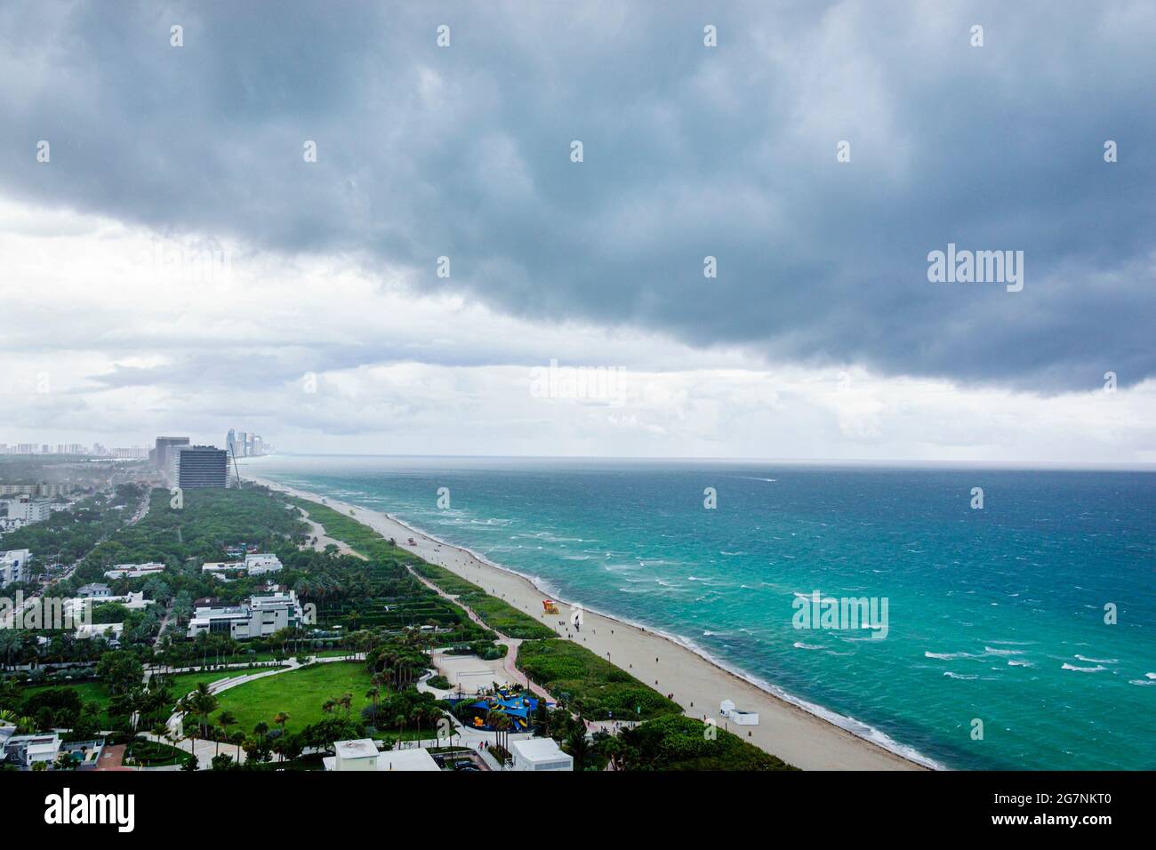 Miami Beach Florida Océan Atlantique vue aérienne tempête tropicale bande d'alimentation Elsa arrivant nuages bas suspendus ouragan vide plage publique Banque D'Images