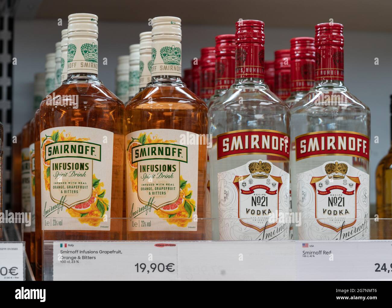 Helsinki , Finlande - 07.06.2021 : flacons de whisky sur les étagères. Des  marques bien connues de vodka
