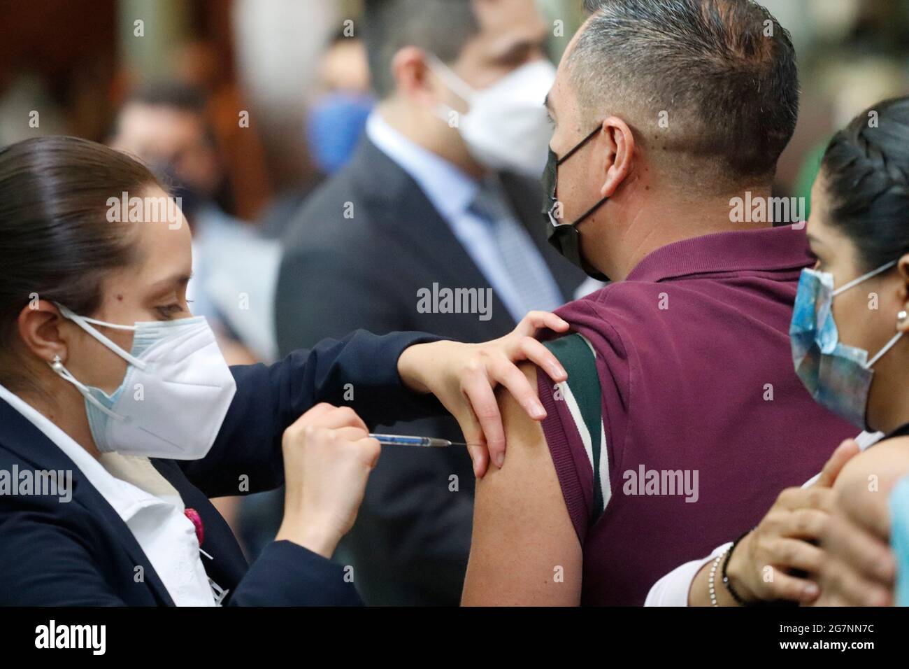 Mexico, Mexique. 14 juillet 2021. Mexico, Mexique, le 14 juillet 2021 : une personne reçoit la deuxième dose du vaccin Covid de Pfizer à l'intérieur de la bibliothèque Vasconcelos lors d'une campagne de vaccination de masse contre la maladie de Covid-19 pour les personnes âgées de 40 à 49 ans. Crédit: Luis Barron/Eyepix Group/AFLO crédit: EYEPIX Group/Alay Live News Banque D'Images