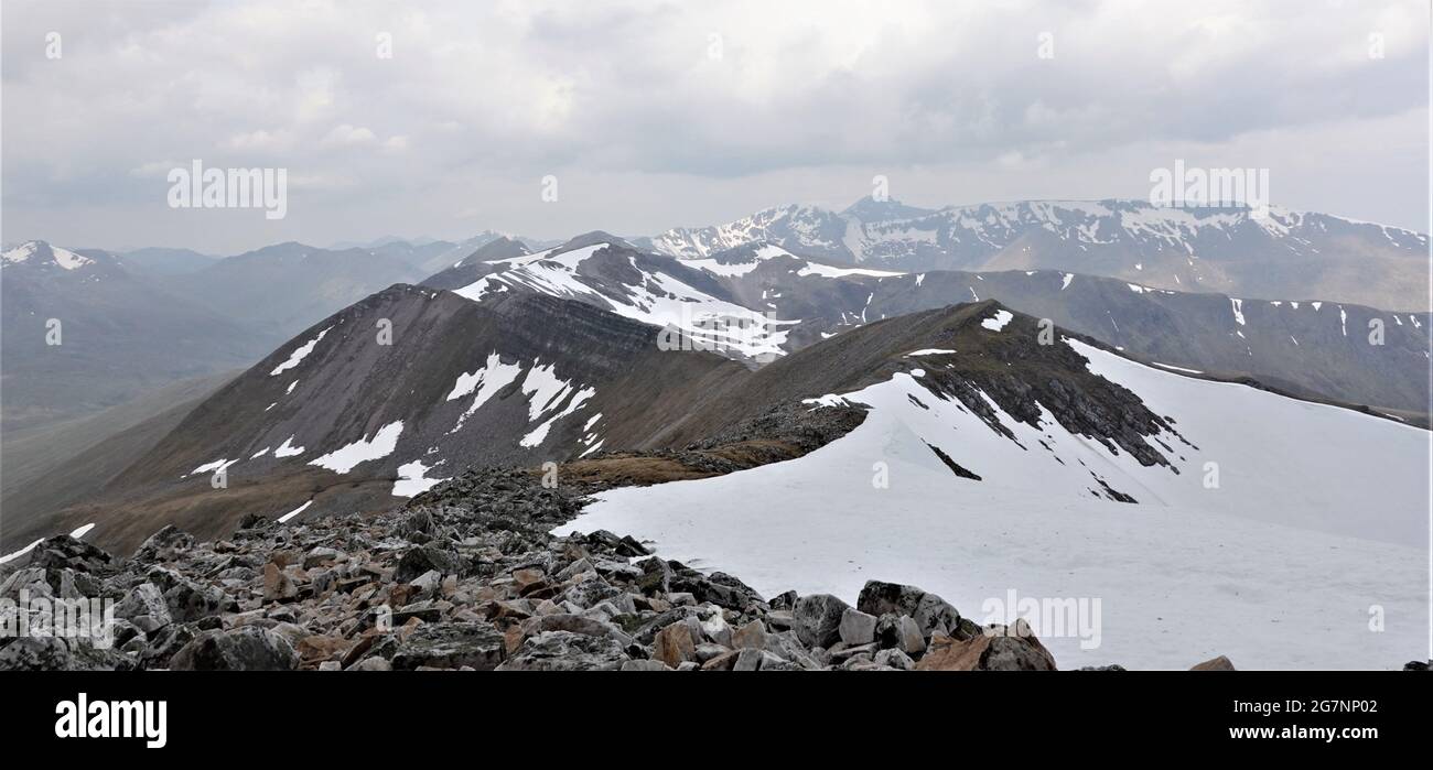 Crête des Corries grises vue depuis le sommet de Stob Choire Clarigh, Highlands écossais, Royaume-Uni d'Écosse Banque D'Images