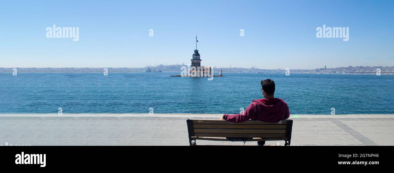 La Tour de la Maiden (Kiz Kulesi), vacances et voyage à istanbul, l'homme se détend sur le banc donnant sur le bosphore et appréciant la vue sur la Tour Leandros Banque D'Images