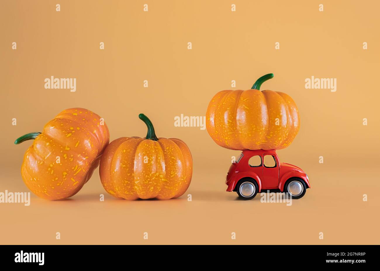 Joyeux halloween sur fond orange. Concept de célébration.Joyeux halloween sur fond orange. Symbole offre spéciale. Conception plate. Elément de conception. Vitesse Banque D'Images