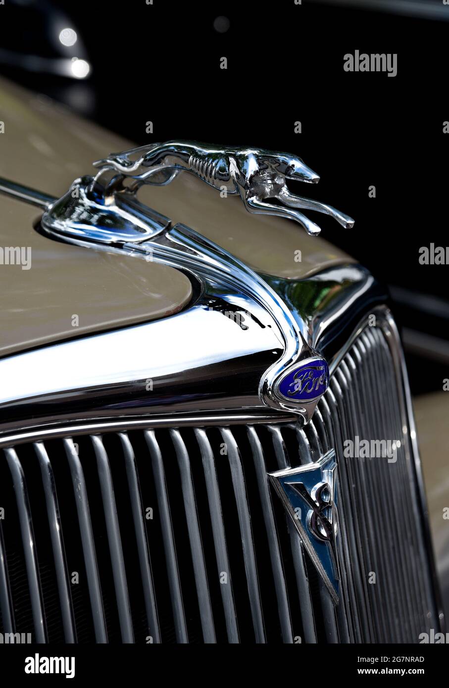 Un ornement décoratif de capot greyhound chromé à l'avant d'un Ford Phaeton V8 1934 exposé à un spectacle de voiture classique à Santa Fe, Nouveau-Mexique. Banque D'Images