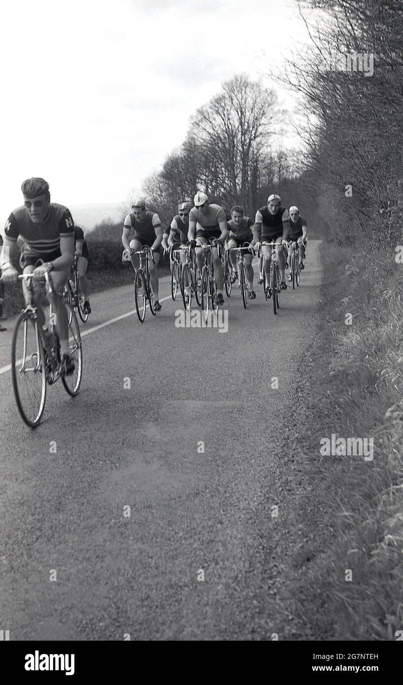 Années 1950, historique, une course de vélo sur route, amateurs de vélo dans un groupe ou de groupe sur une route de campagne, Angleterre, Royaume-Uni. Banque D'Images