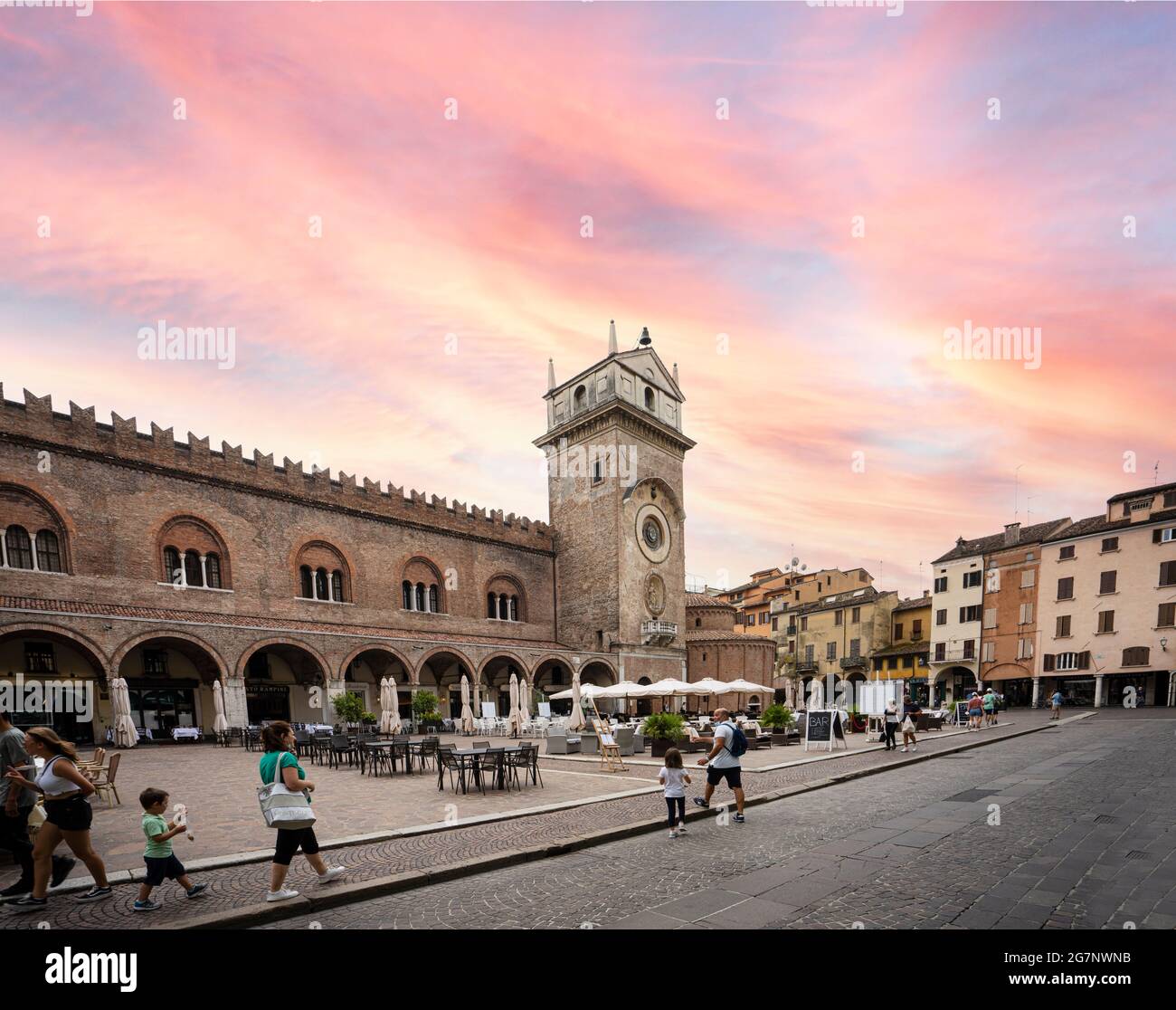 Mantoue, Italie. 13 juillet 2021. Vue sur la tour de l'horloge de la Piazza delle Erbe dans le centre-ville Banque D'Images