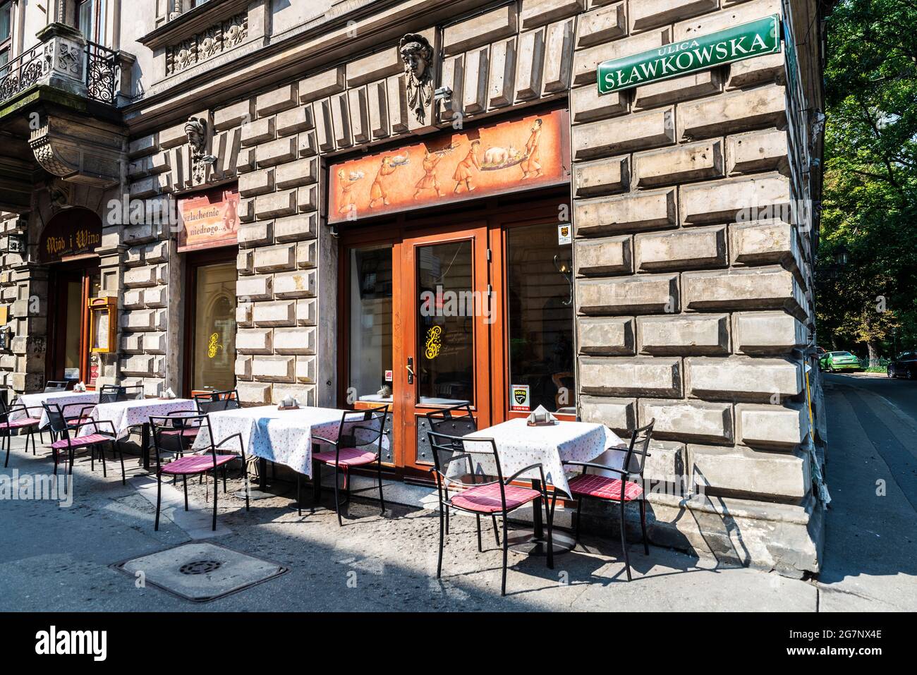 Cracovie, Pologne - 28 août 2018 : terrasse vide d'un bar et d'un restaurant sur la rue Slawkowska, rue commerçante de Cracovie, Pologne Banque D'Images
