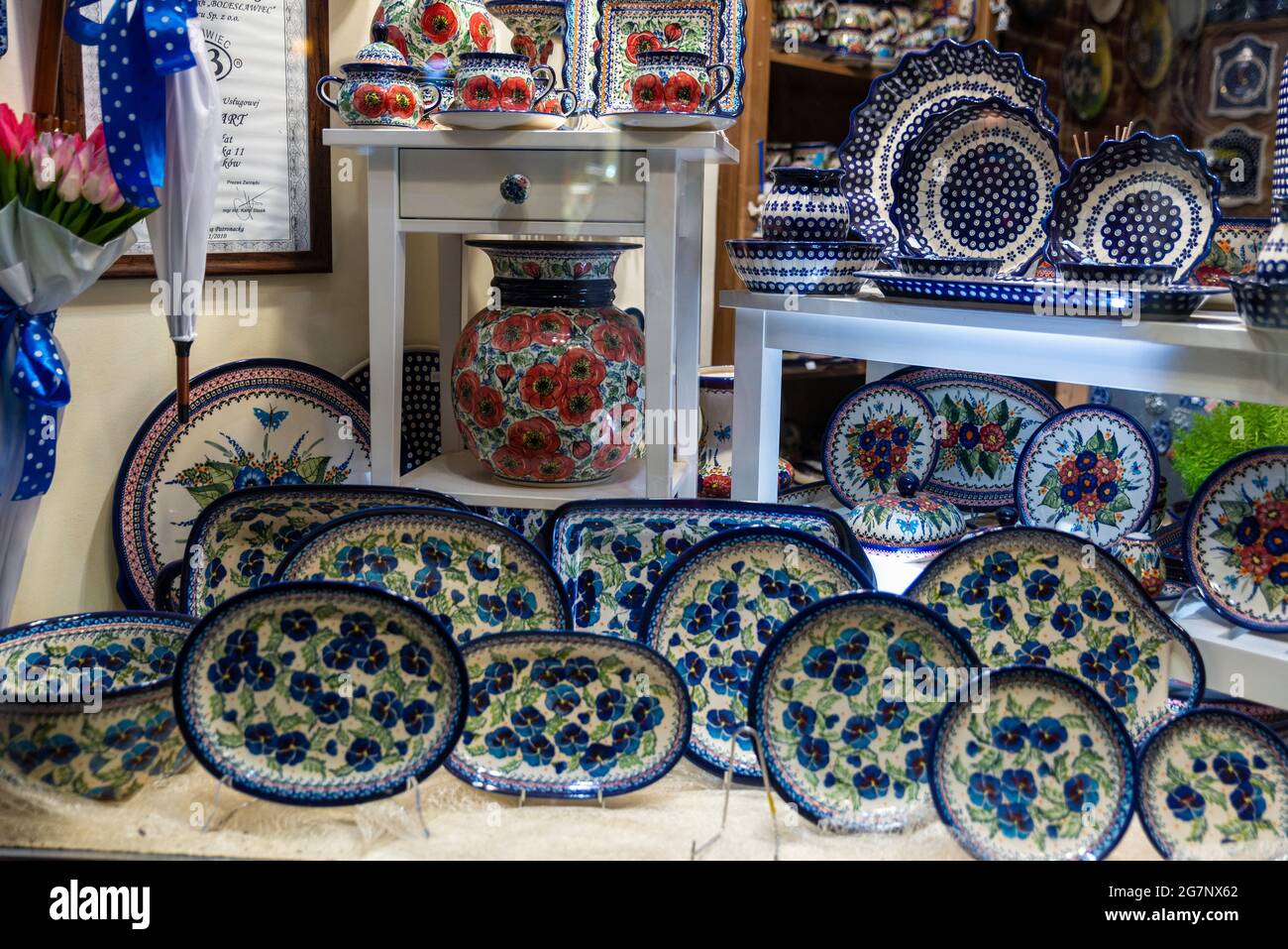 Cracovie, Pologne - 29 août 2018 : exposition d'un magasin de poterie polissant original dans la rue Slawkowska, rue commerçante de Cracovie, Pologne Banque D'Images