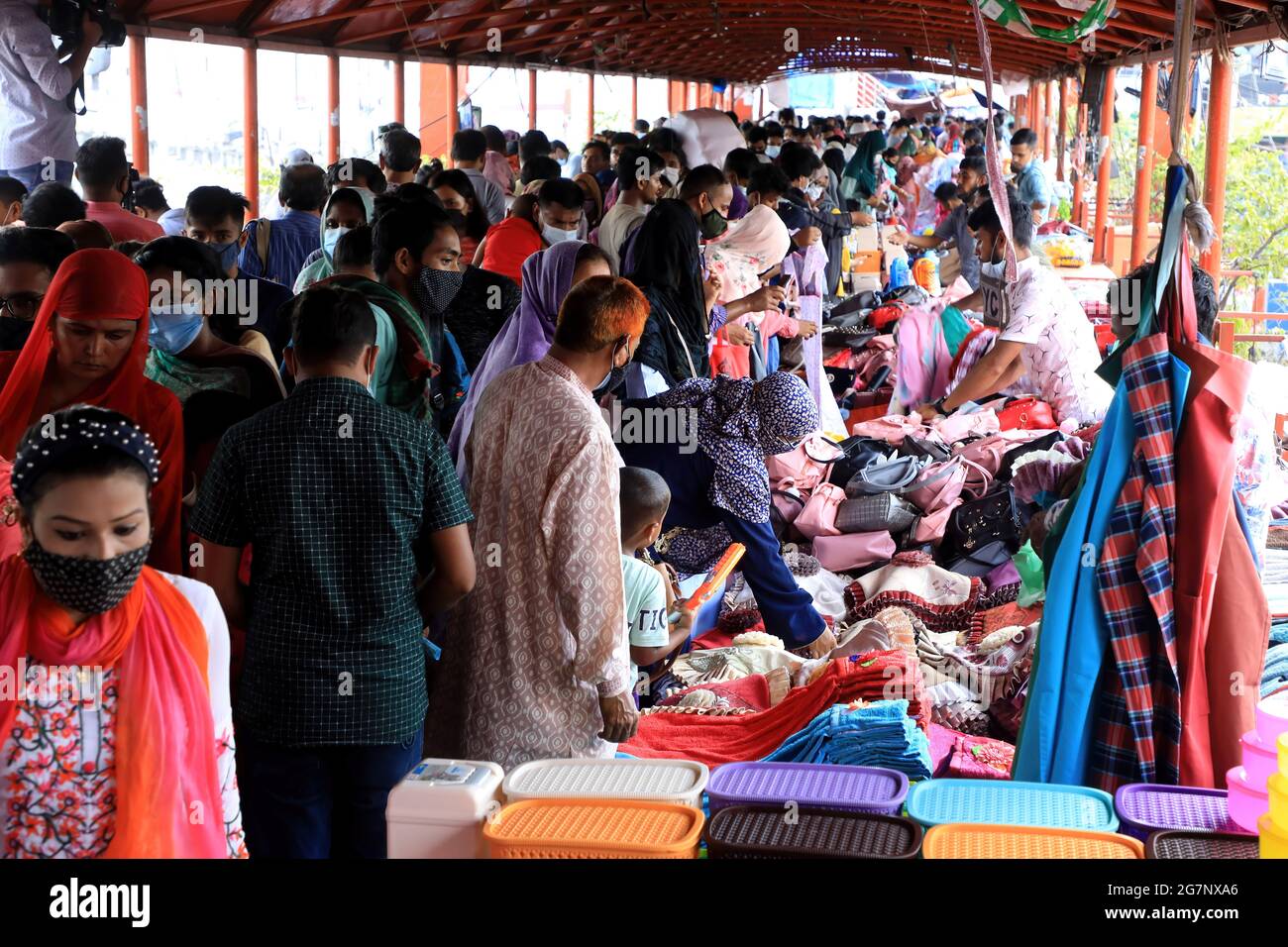 Une foule de gens magasinent à Dhaka Nouveau marché avant le festival Eid-UL-Azha. (Photo de MD Manik / SOPA Images / Sipa USA) Banque D'Images