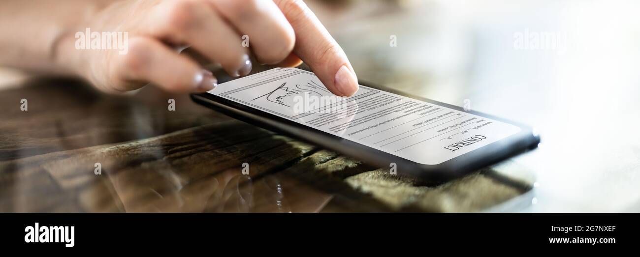 Signature numérique sur le document contractuel en ligne à l'aide d'un smartphone Banque D'Images