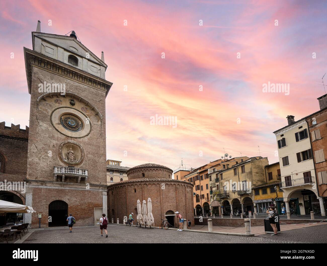 Mantoue, Italie. 13 juillet 2021. Vue sur la tour de l'horloge de la Piazza delle Erbe dans le centre-ville Banque D'Images