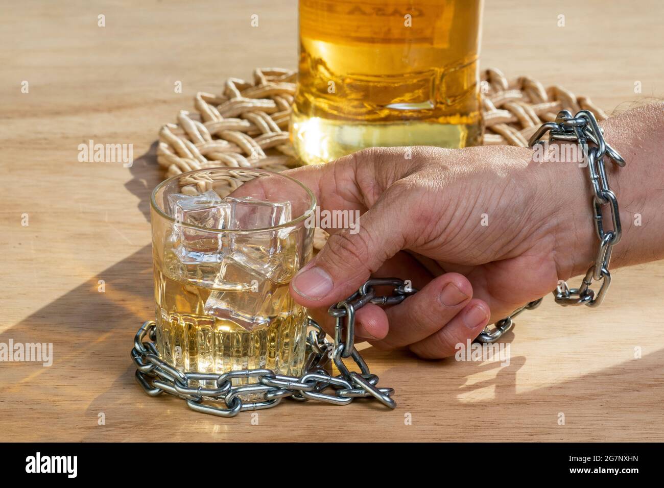 Verrouillage des mains chaîne un verre de whisky pour arrêter de boire.  Concept d'alcoolisme. Arrêtez la consommation d'alcool Photo Stock - Alamy