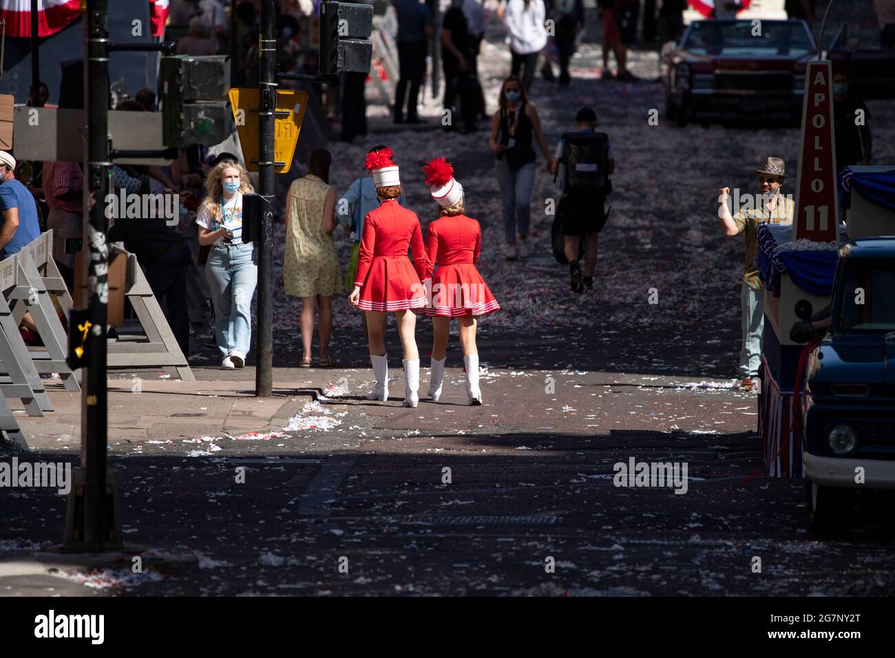 Glasgow, Écosse, Royaume-Uni. 15 juillet 2021. PHOTO : deuxième jour du tournage du film hollywoodien à succès d'Indiana Jones 5. Les scènes d'aujourd'hui disent une parade de ticker avec des bandes de marchage, des foules de foudroyantes, la presse et les astronautes de retour dans une scène américaine de New York 1959. Les rues sont décorées d'étoiles et de bandes drapeaux et de banderoles et le Harrison Ford double a été vu à cheval de retour dans les rues de Glasgow. Crédit : Colin Fisher/Alay Live News Banque D'Images