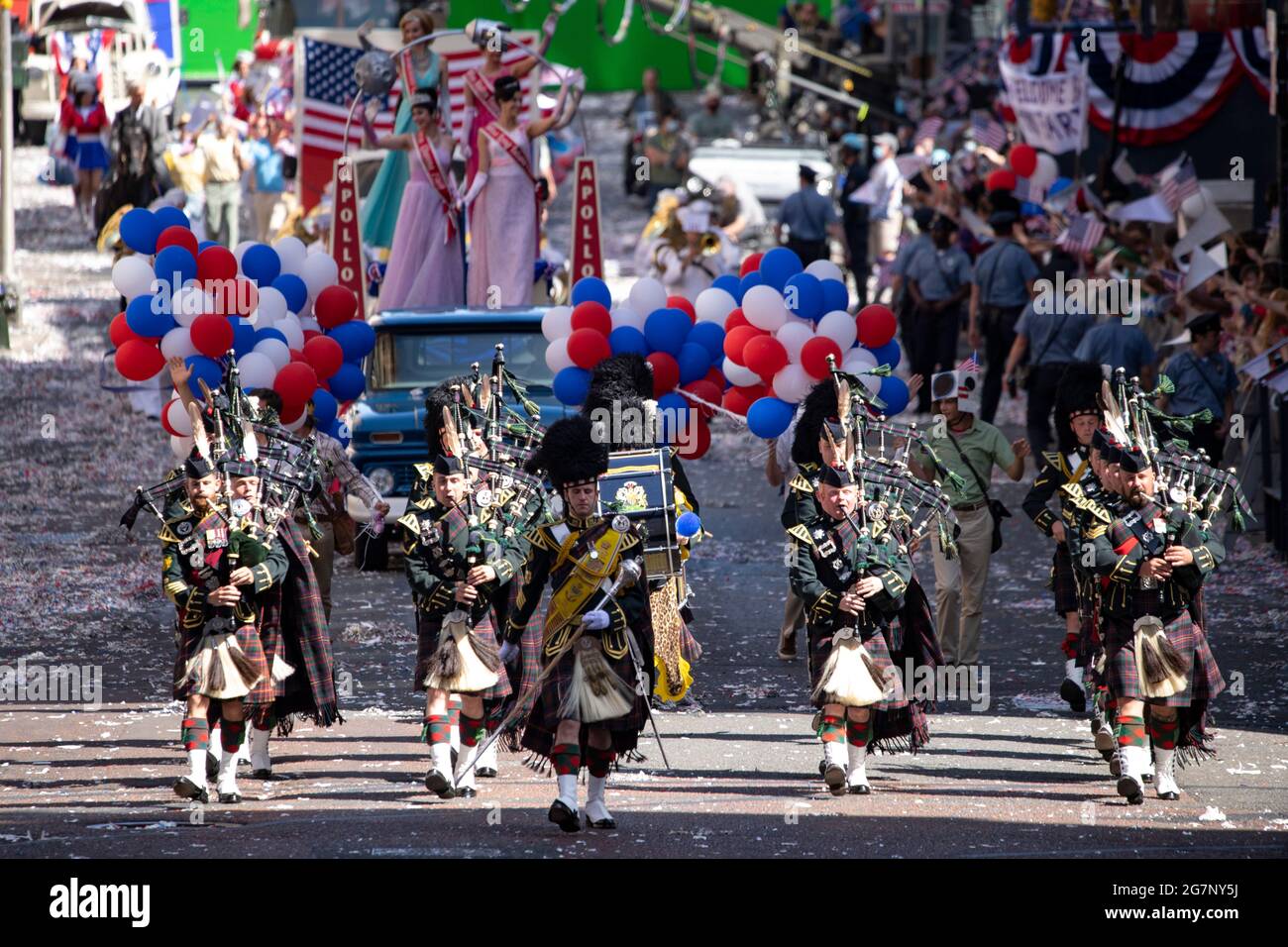 Glasgow, Écosse, Royaume-Uni. 15 juillet 2021. PHOTO : deuxième jour du tournage du film hollywoodien à succès d'Indiana Jones 5. Les scènes d'aujourd'hui disent une parade de ticker avec des bandes de marchage, des foules de foudroyantes, la presse et les astronautes de retour dans une scène américaine de New York 1959. Les rues sont décorées d'étoiles et de bandes drapeaux et de banderoles et le Harrison Ford double a été vu à cheval de retour dans les rues de Glasgow. Crédit : Colin Fisher/Alay Live News Banque D'Images