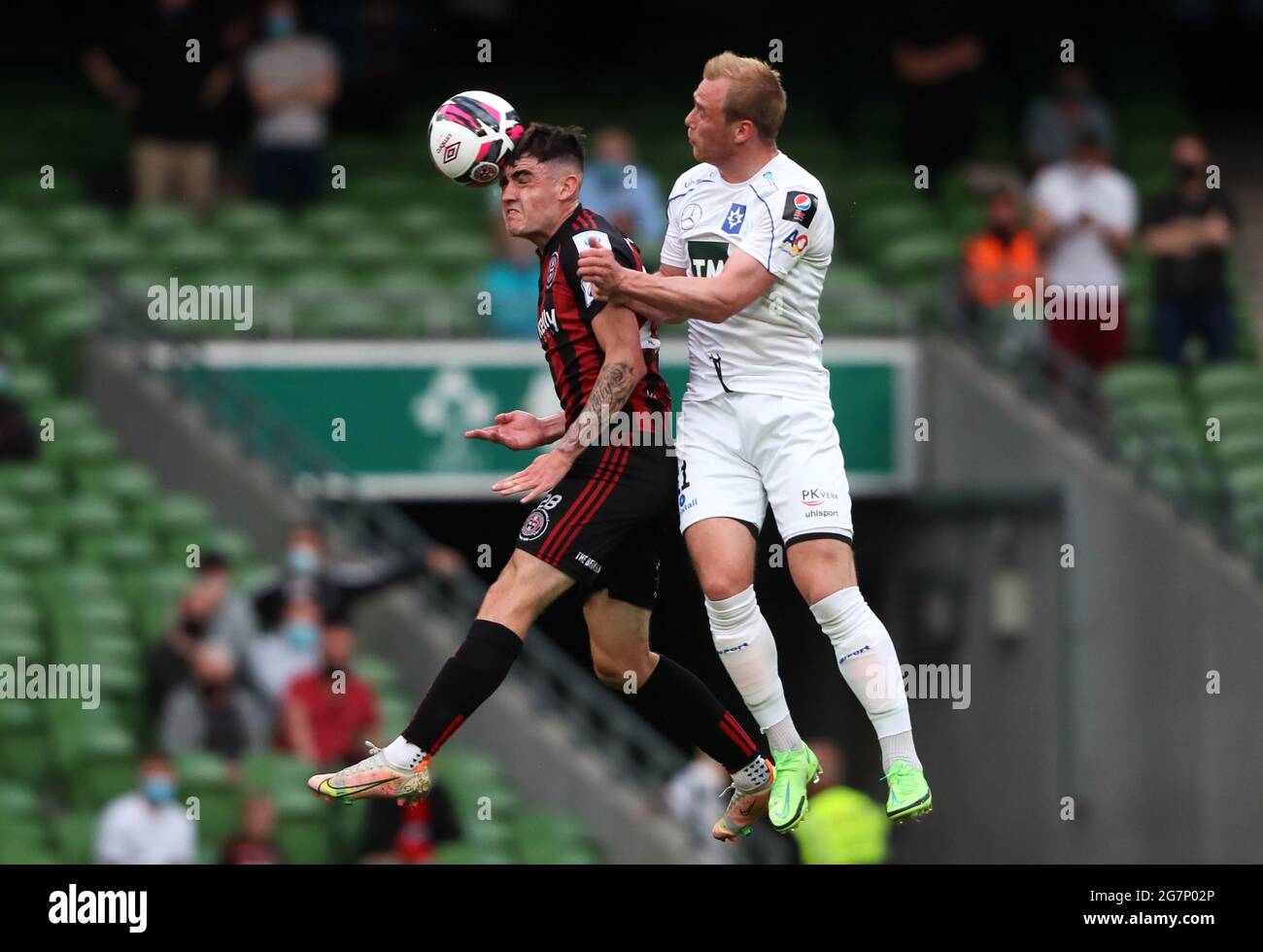 Dawson Devoy (à gauche) et Thorsteinn Mar Ragnarsson de Bohemians se battent pour le ballon lors du premier tour de qualifications de l'UEFA Europa Conference League, deuxième match de match à Dublin Arena, Dublin. Date de la photo: Jeudi 15 juillet 2021. Banque D'Images