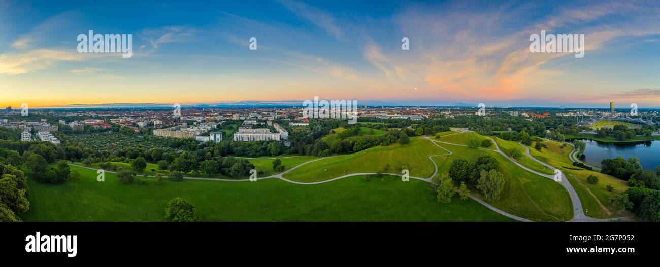 Belle vue sur la capitale bavaroise Munich en Allemagne depuis un été à l'Olympiapark le 6 juin 2020. Banque D'Images