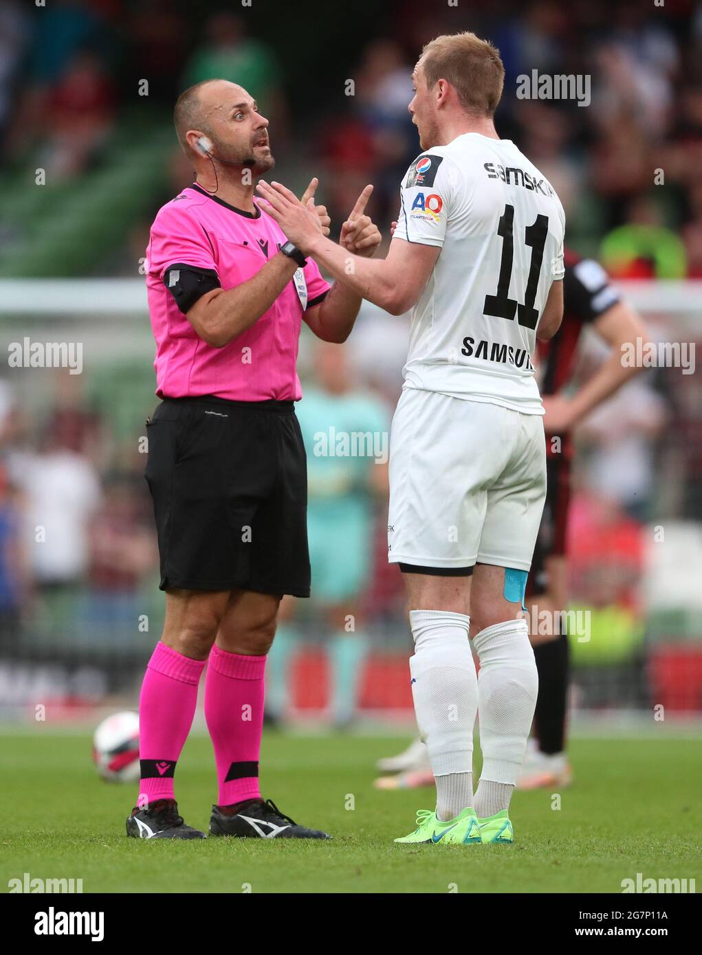 Thorsteinn Mar Ragnarsson de Stjarnan (à droite) appelle l'arbitre Jason Barcelo lors du premier tour de qualifications de l'UEFA Europa Conference League, deuxième match de match à Dublin Arena, Dublin. Date de la photo: Jeudi 15 juillet 2021. Banque D'Images