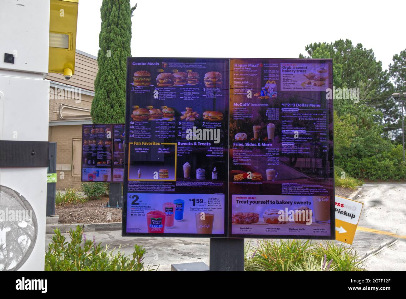 Columbia County, GA USA - 07 11 21: McDonalds drive menu digital - Columbia Road Banque D'Images