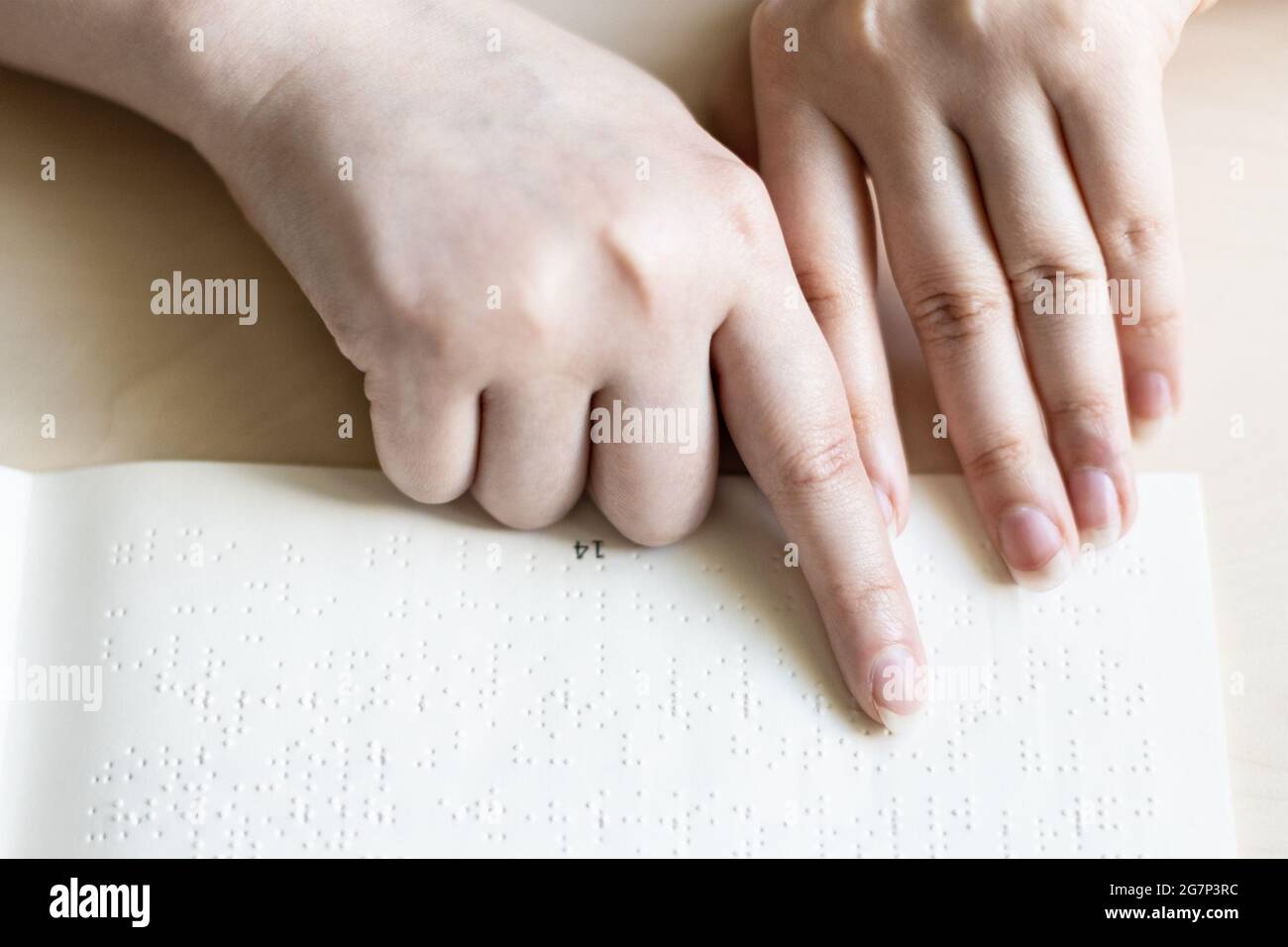 vue de face d'une femme aveugle lit le livre en braille en gros plan Banque D'Images