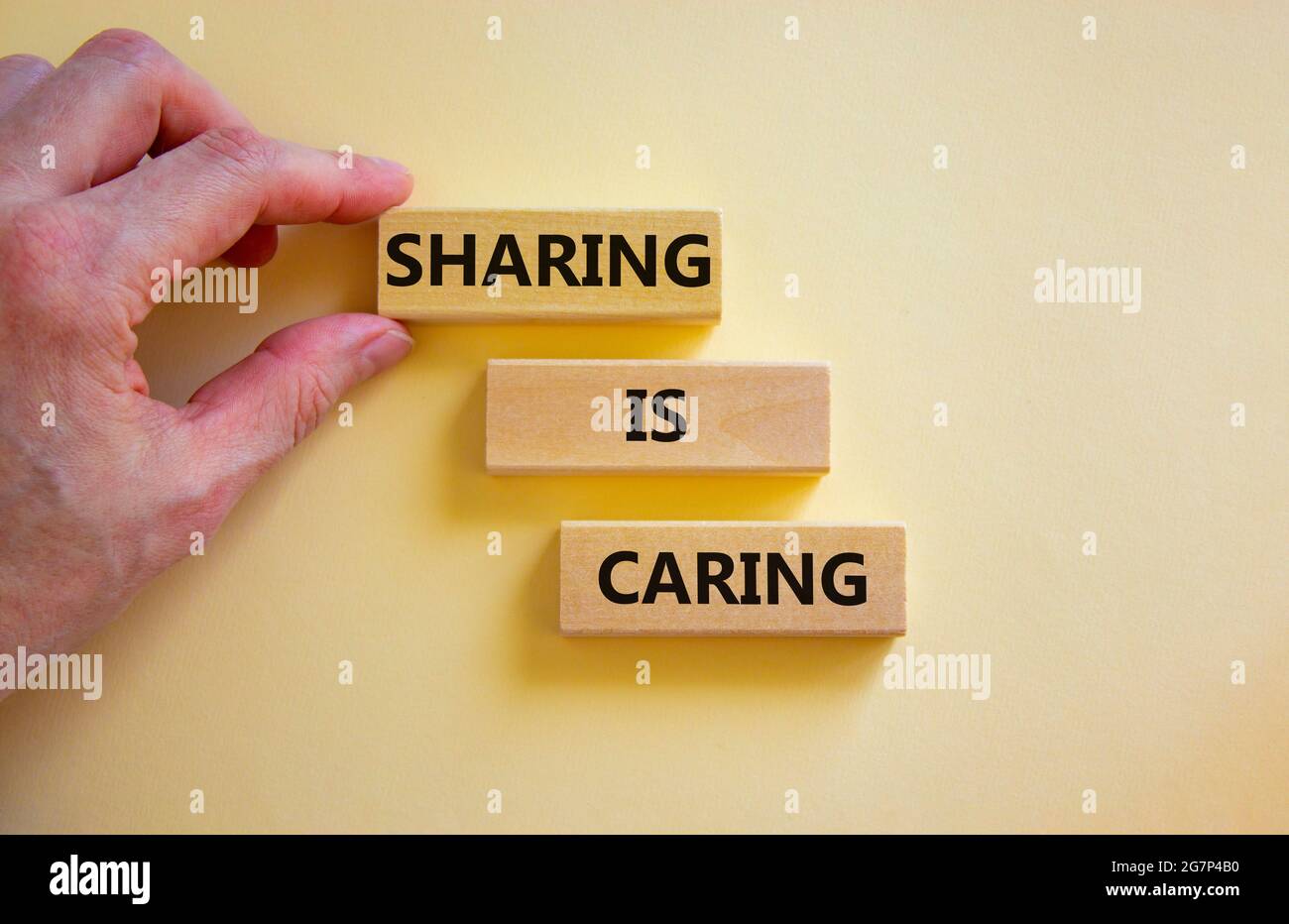 Le Partage Est Un Symbole D Attention Blocs En Bois Avec Les Mots Sharing Is Bienveillance Sur Un Magnifique Fond Blanc Main D Homme D Affaires Affaires Le Partage Est La Co Bienveillante
