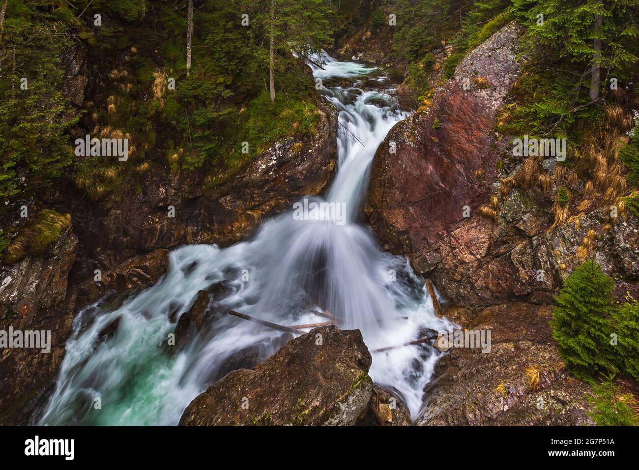 Vue sur les chutes d'eau de Mickiewicz, Wodogrzmoty Mickiewicza dans les Hautes Tatras sur le ruisseau Roztoka. Pologne. Banque D'Images
