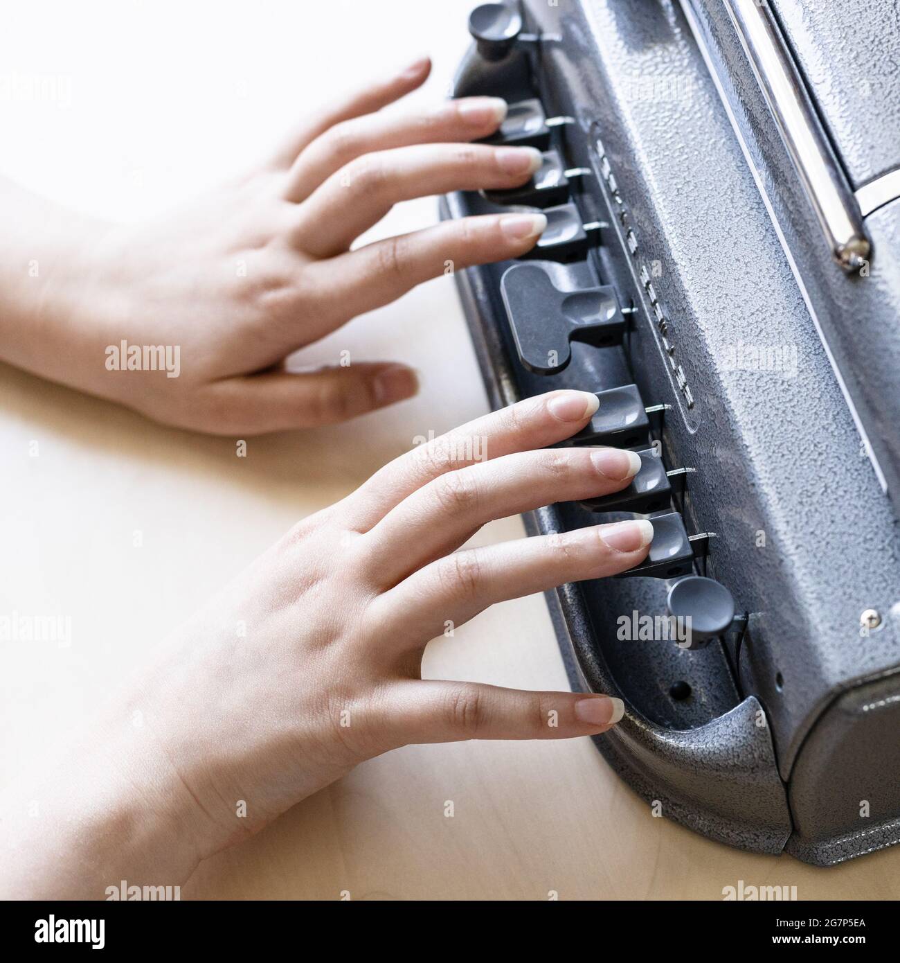 Moscou, Russie - 5 juin 2021 : les doigts sur les clés de la machine à écrire Brailler Perkins . Le premier Brailler Perkins a été produit en 1951 par David Abrah Banque D'Images