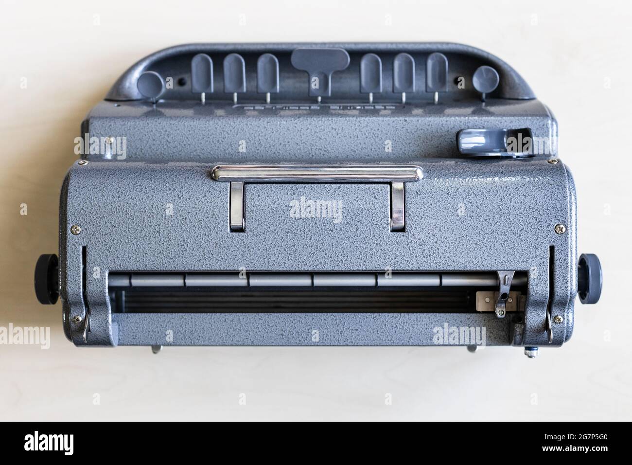 Moscou, Russie - 5 juin 2021 : vue de dessus de Perkins Brailler, machine à écrire en braille. Le premier Perkins Brailler a été produit en 1951 par David Abra Banque D'Images