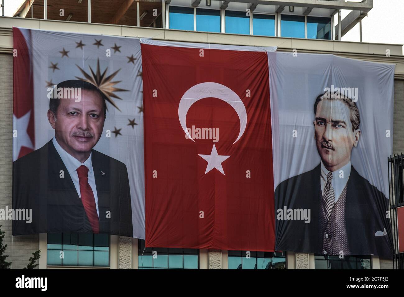 Ankara, Turquie. 15 juillet 2021. Un drapeau national turc est suspendu entre les portraits du président turc Recep Tayyip Erdogan (L) et du fondateur de la Turquie moderne Mustafa Kemal Ataturk (R) lors d'un rassemblement marquant le cinquième anniversaire de la tentative de coup d'État avortée du 15 juillet 2016 à Ankara, Turquie, le jeudi 15 juillet 2021. (Photo par Altan Gocher/GochreImagery/Sipa USA) crédit: SIPA USA/Alay Live News Banque D'Images