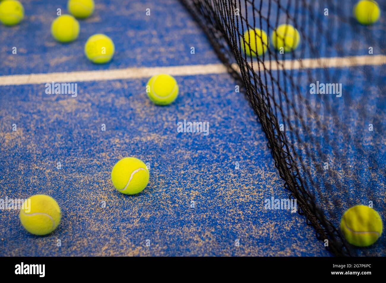 Ballon de tennis sur le sol après un match - ballons de Padel - balles de  tennis jaunes sur le terrain bleu Photo Stock - Alamy
