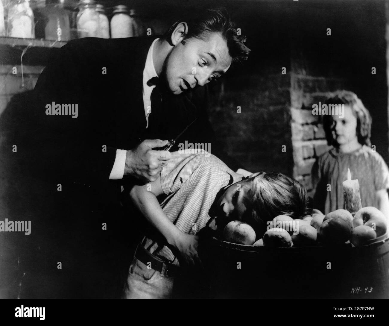 ROBERT MITCHUM BILLY CHAPIN et SALLY JANE BRUCE dans LA NUIT DE LA HUNTER 1955 réalisateur CHARLES LAUGHTON roman Davis Grubb scénario James Agate cinéaste Stanley Cortez musique Walter Schumann direction artistique Hilyard M. Brown Paul Gregory Productions / United Artists Banque D'Images