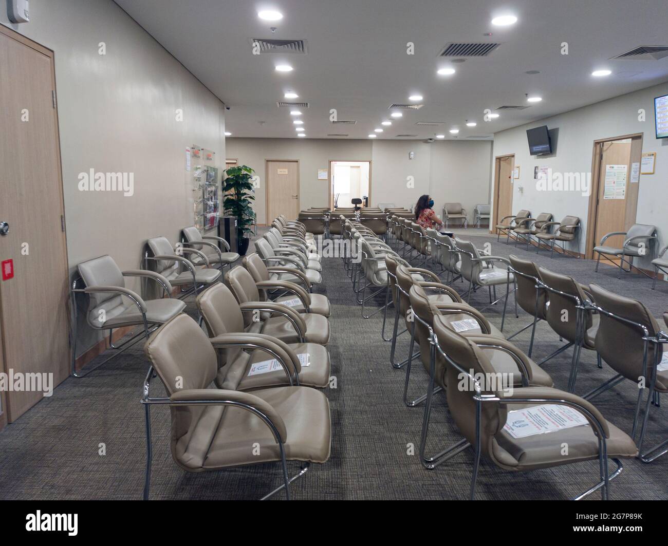 Selangor, Malaisie: 7 juillet 2021 - UNE seule personne attendant d'être appelée pour voir son médecin dans un hôpital. Points de mise au point sélective. Arrière-plan flou Banque D'Images