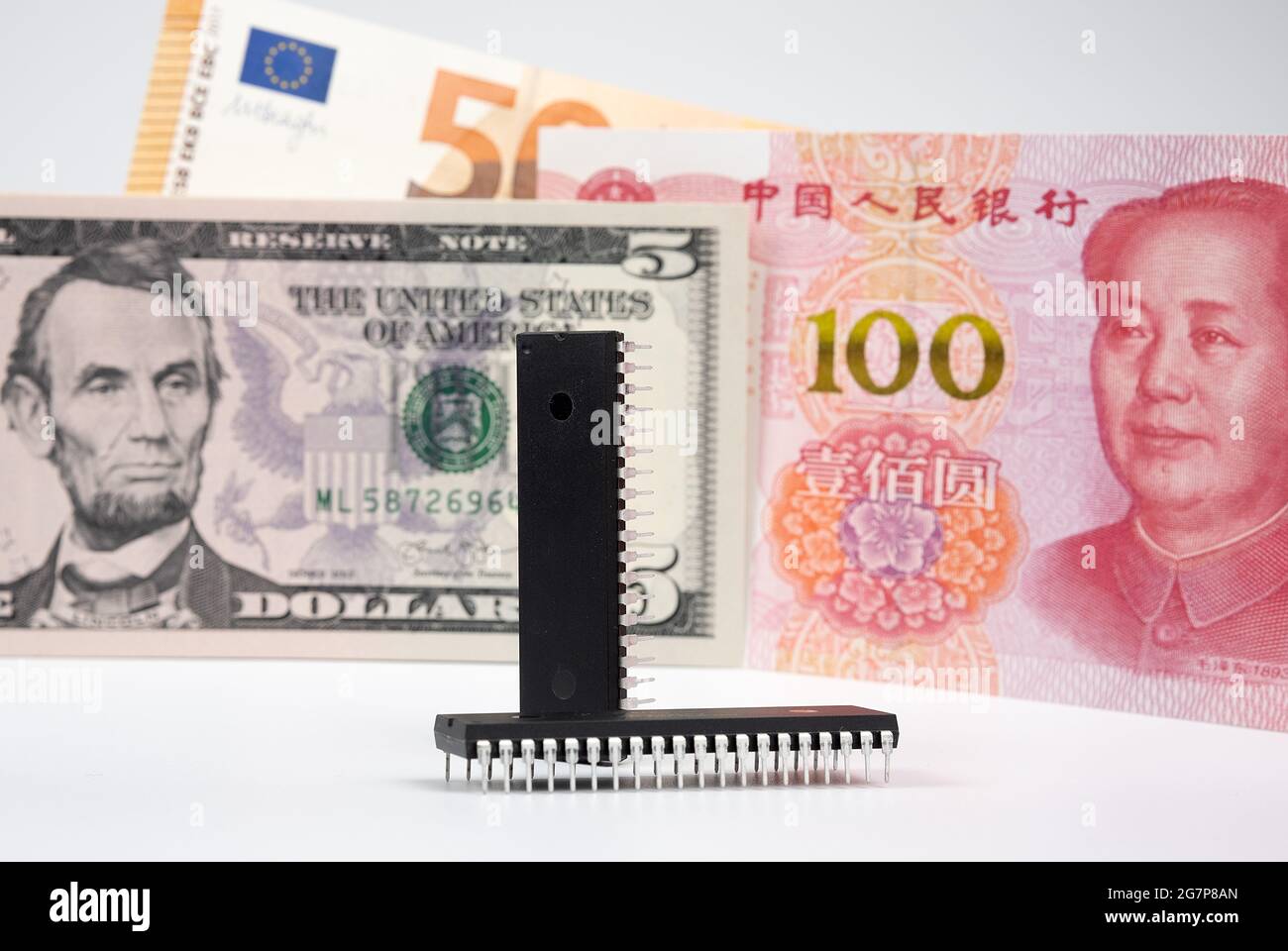 Puces placées à l'avant et billets de banque tels que 5 dollars US, 50 euros et 100 yuans. Concept. Banque D'Images